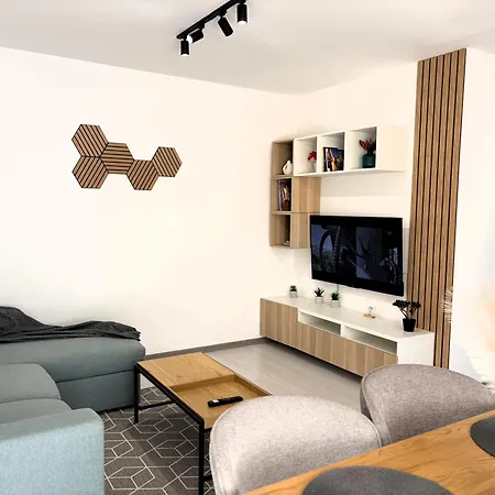 Bright & Quiet Mountain - Private Parking Apartment Brasov
