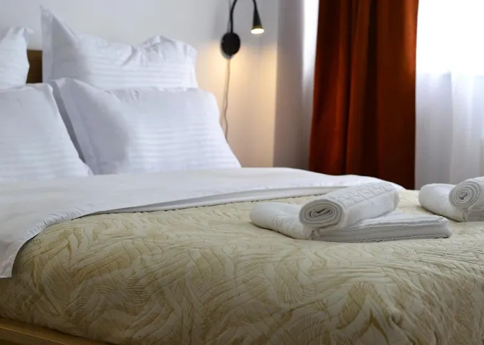 Bright & Quiet Mountain - Private Parking Apartment